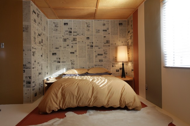 Hálószoba faldekoráció újságpapír mintás tapétával