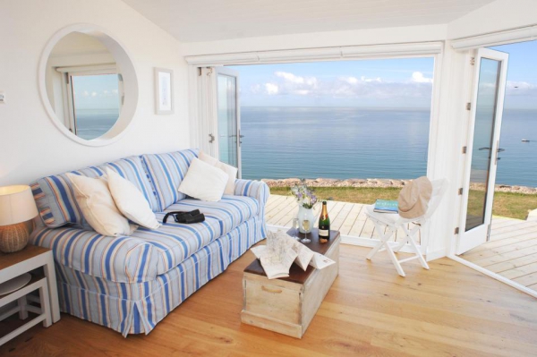 Hajóláda és kék csíkos kanapé a nyaraló nappalijában