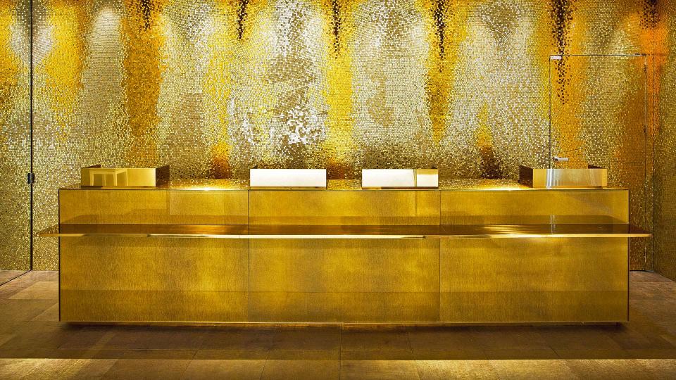 Arany színű Sicis mozaik recepciós pult mögött