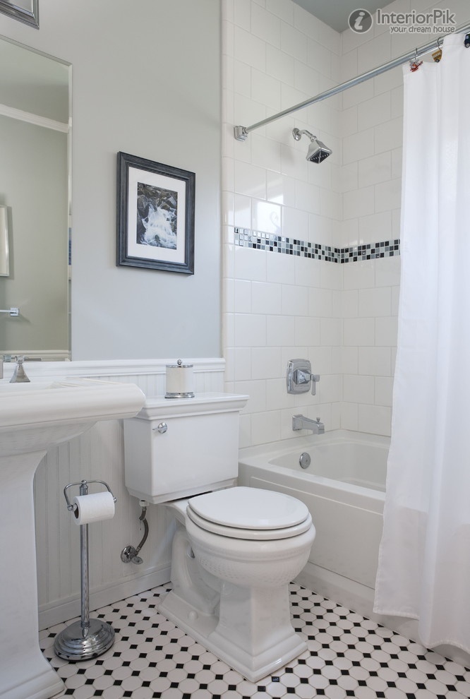 Kis alaterületű fehér fürdőszoba