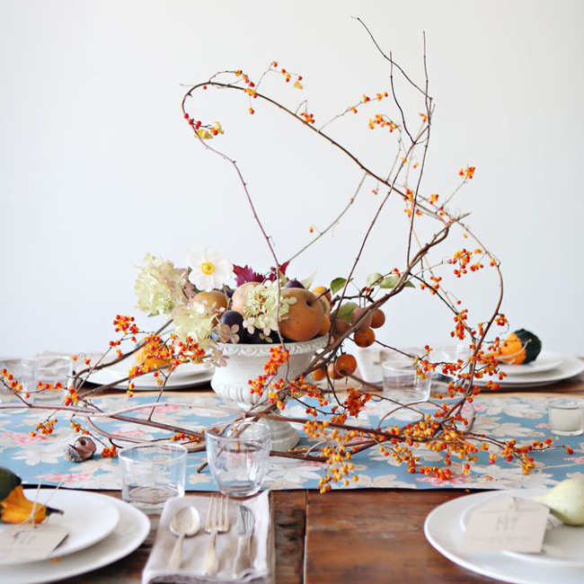 Őszi asztaldekoráció ágakkal levelekkel