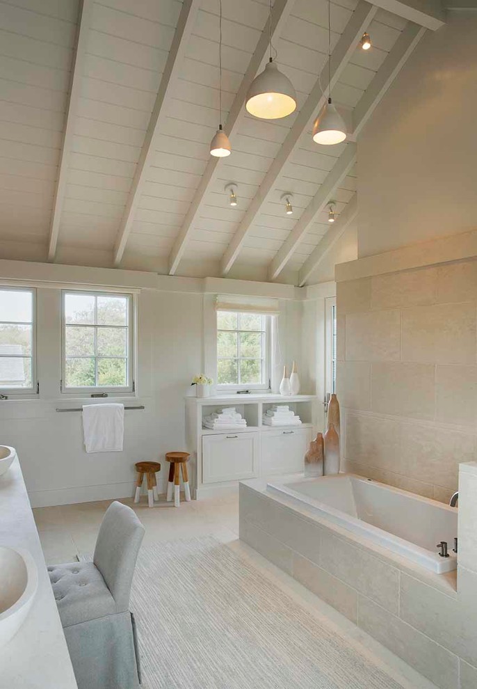 Fehér, natúr színű lakberendezés vidéki stílusú fürdőszobában