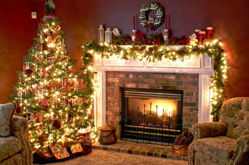 Nappali karácsonyi dekoráció és kandalló dekoráció