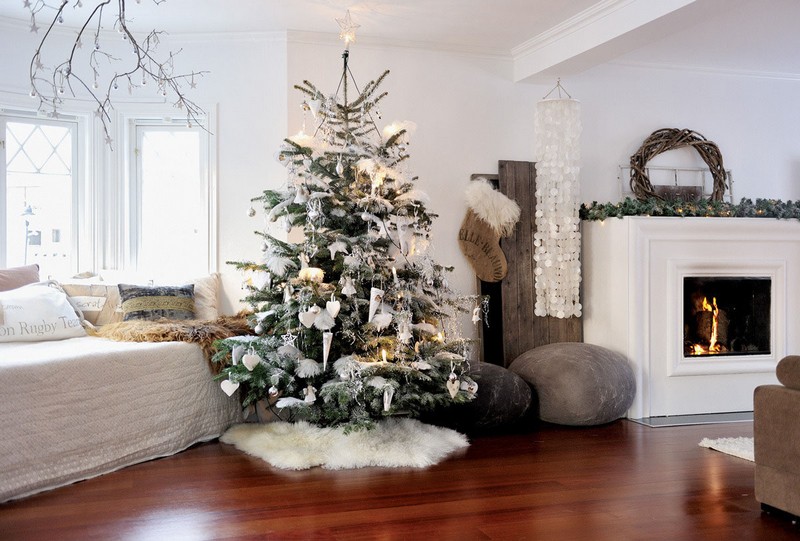 Fehér karácsony dekoráció és karácsonyfa díszek