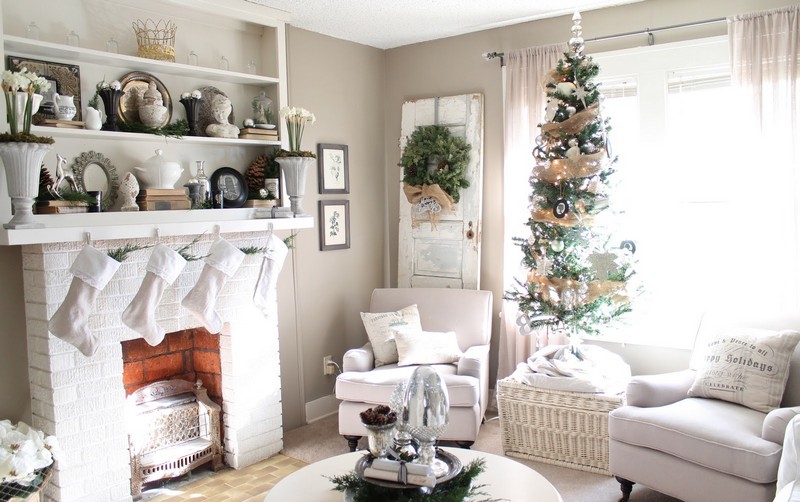Karácsonyi hangulatú nappali fehérben