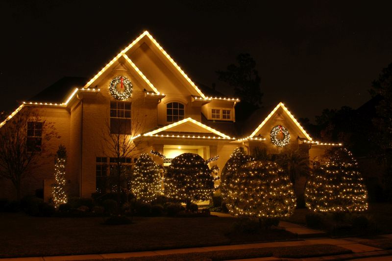 Karácsonyi fényfüzérrel díszített ház