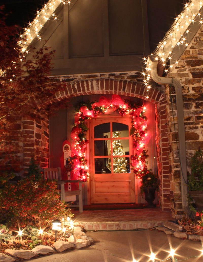Karácsonyi dekoráció bejárati ajtó fényfüzérrel