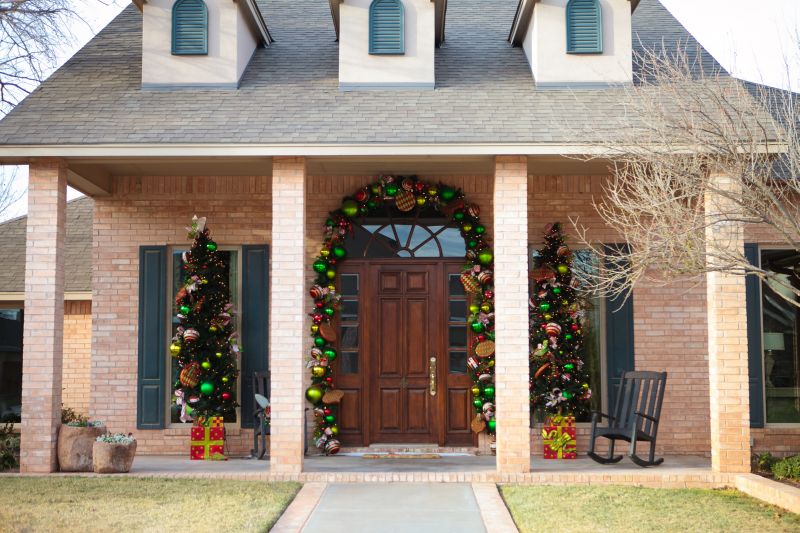 Boltív alakú karácsonyi ajtódísz verandán