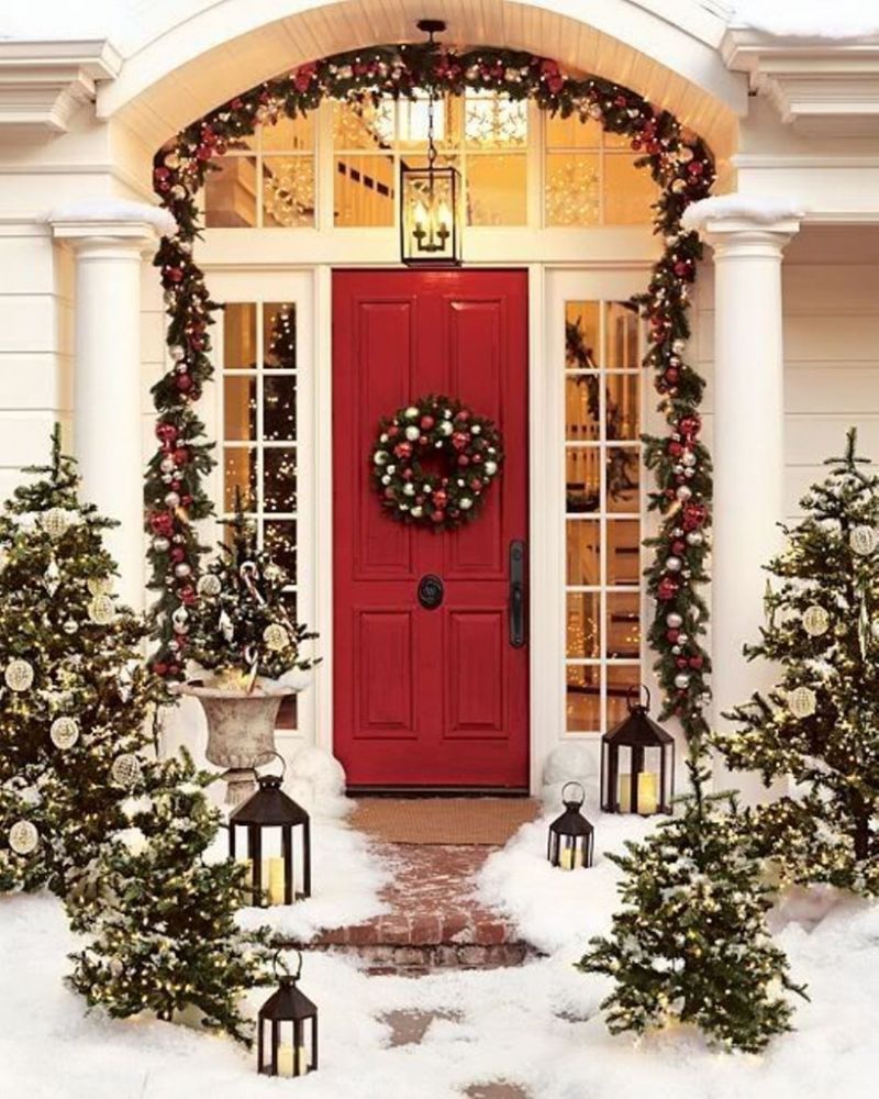 Ajtódísz karácsonykor piros bejárati ajtón