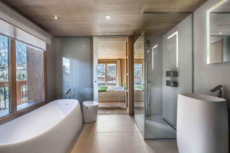 Modern fürdőszoba minimál zuhanyzóval
