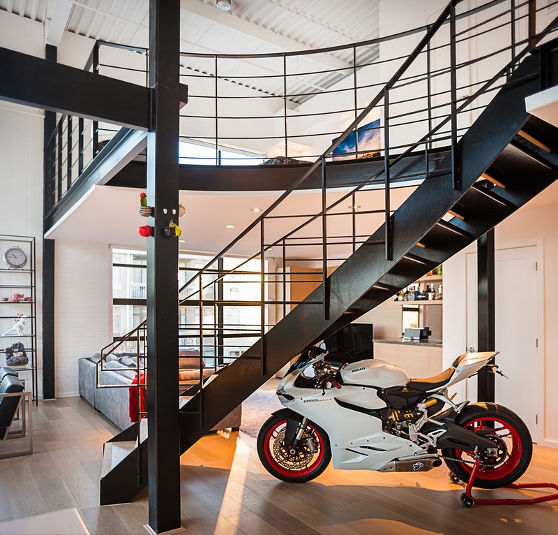 Elegáns loft lépcsőszerkezet és Ducati