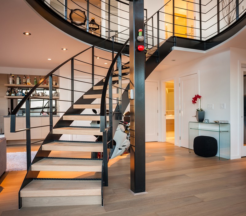 Ívelt lépcső loft lakásban fekete színben