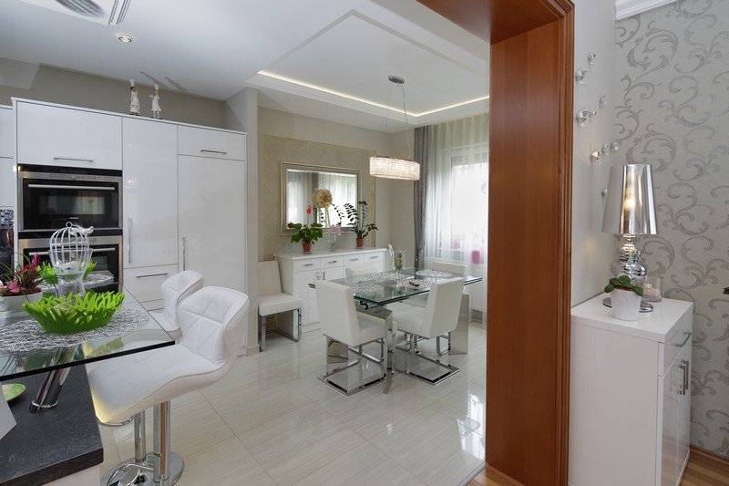Fehér konyha magasfényű padlólapokkal Mediterrán Építőház