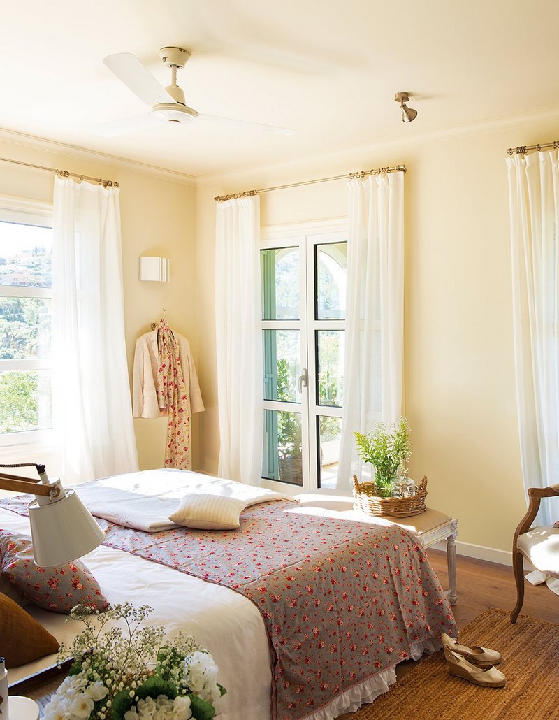 Romantikus mediterrán hálószoba és fehér fényáteresztő függönyök