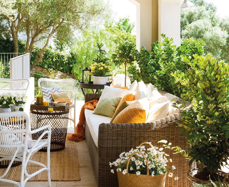 Spanyol mediterrán veranda fonott kanapéval