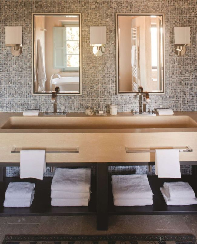 Modern fürdőszoba szürke mozaikkal