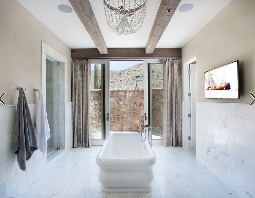 Modern fürdőszoba térben álló klasszikus fürőkáddal
