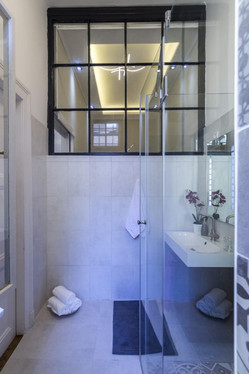 Fürdőszoba modern stílusban de polgári lakásban