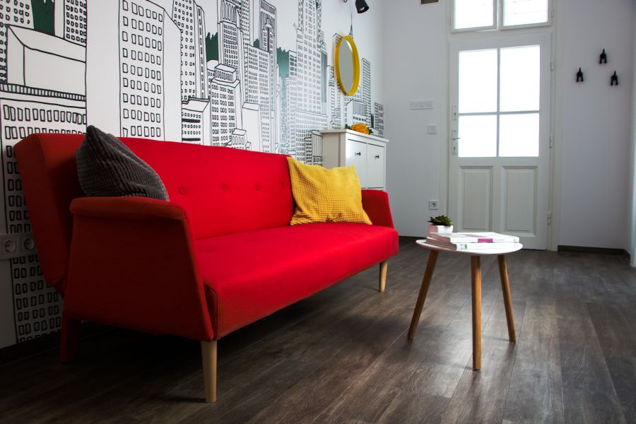 Mid century modern piros kanapé a belvárosi lakásban