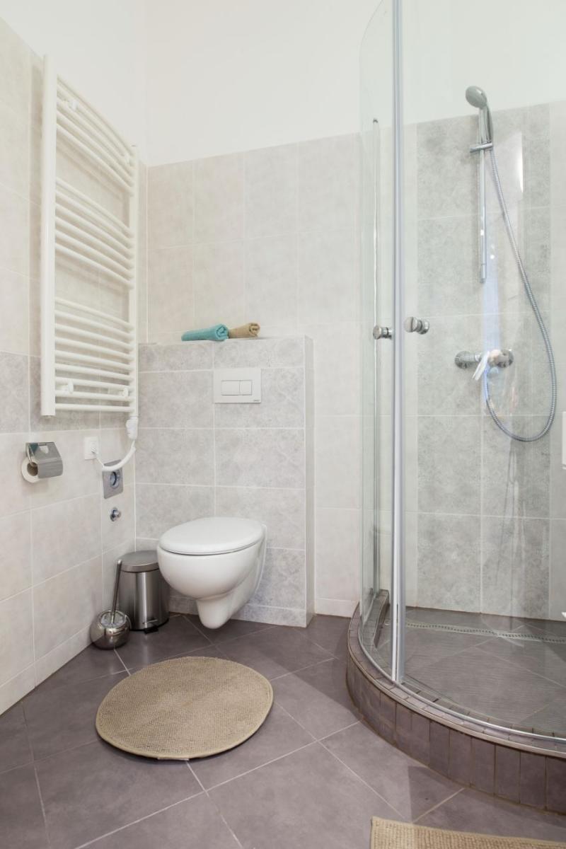Egyszerű fürdőszoba design sarokíves zuhanyzóval
