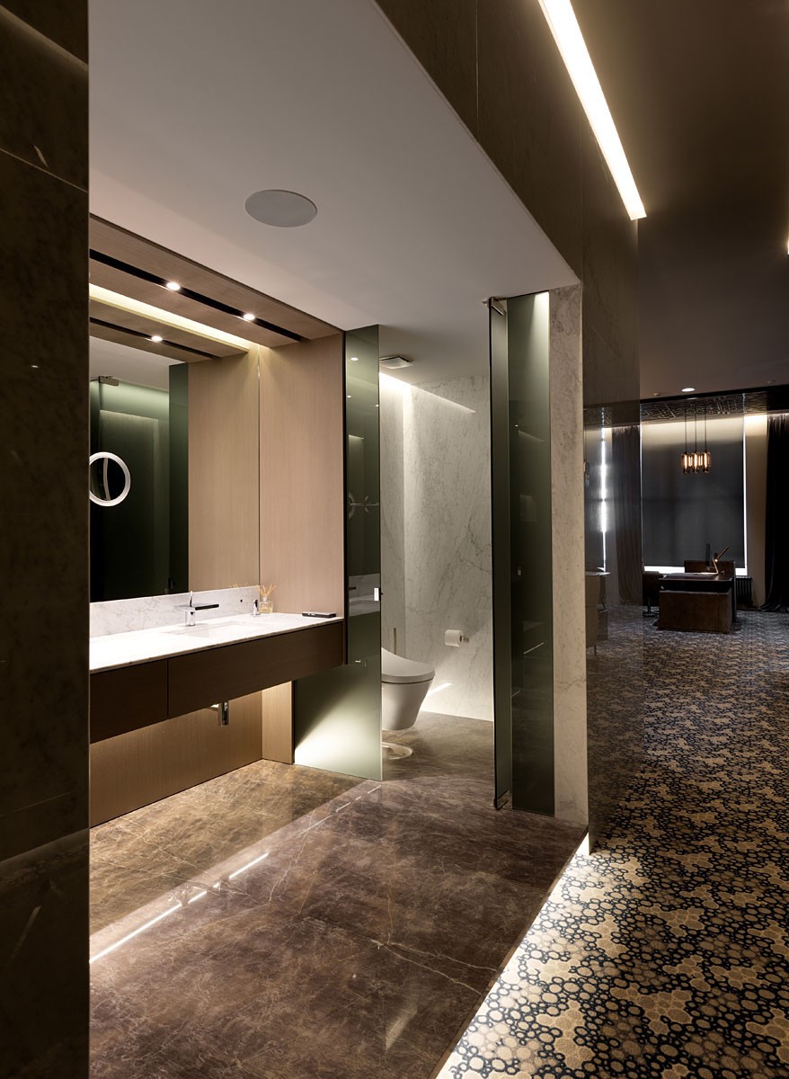 A YOD Design tervezésében luxus iroda fürdő helyiség, mellékhelyiség
