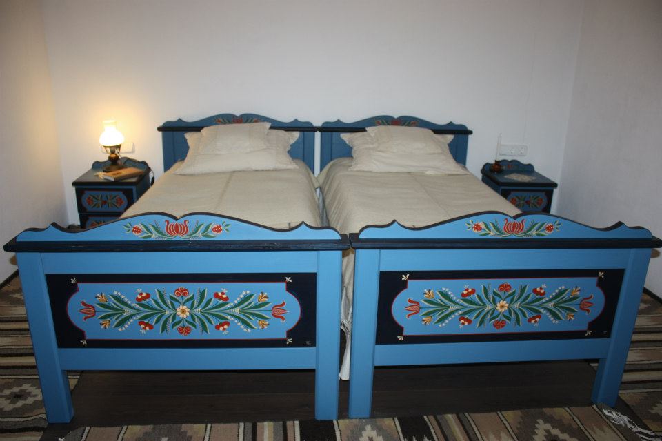 Kézzel festett ágy egy sikaszói székely házban