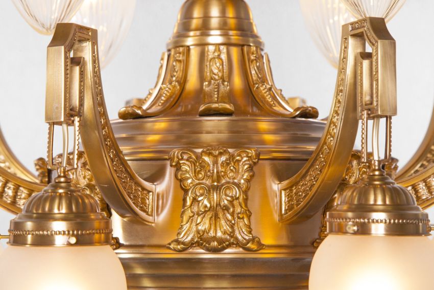 Gazdagon díszített barokk lámpa