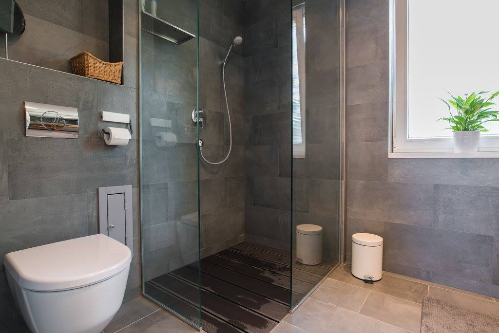 Modern zuhanyzós fürdőszoba kis lakásban