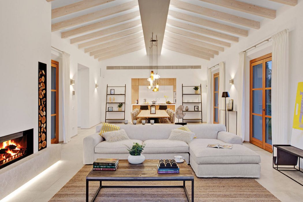 Modern mediterrán nappali lakberendezés fehér kanapékkal