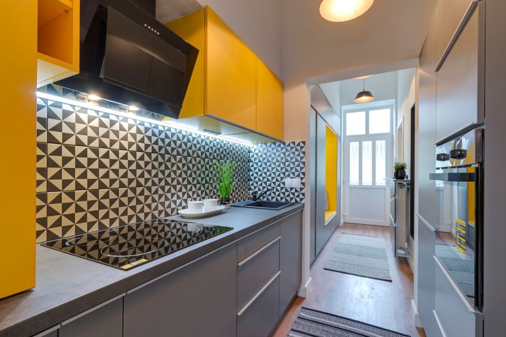 Modern konyhabútor sárga frontokkal, konyhafal burkolattal