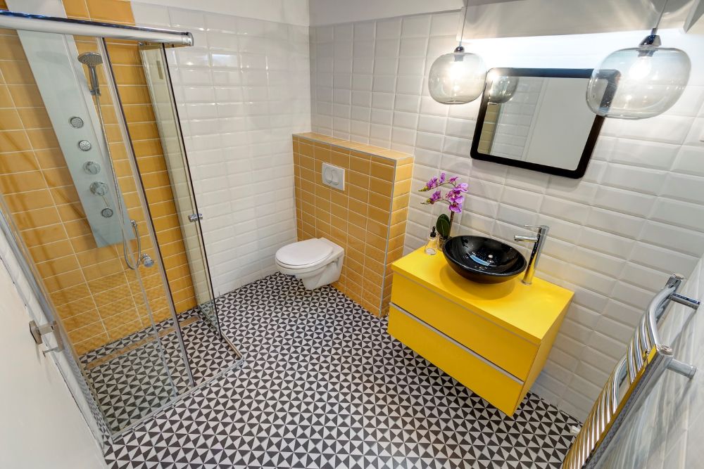 Sárga metró csempe, sárga fürdőszoba szekrény