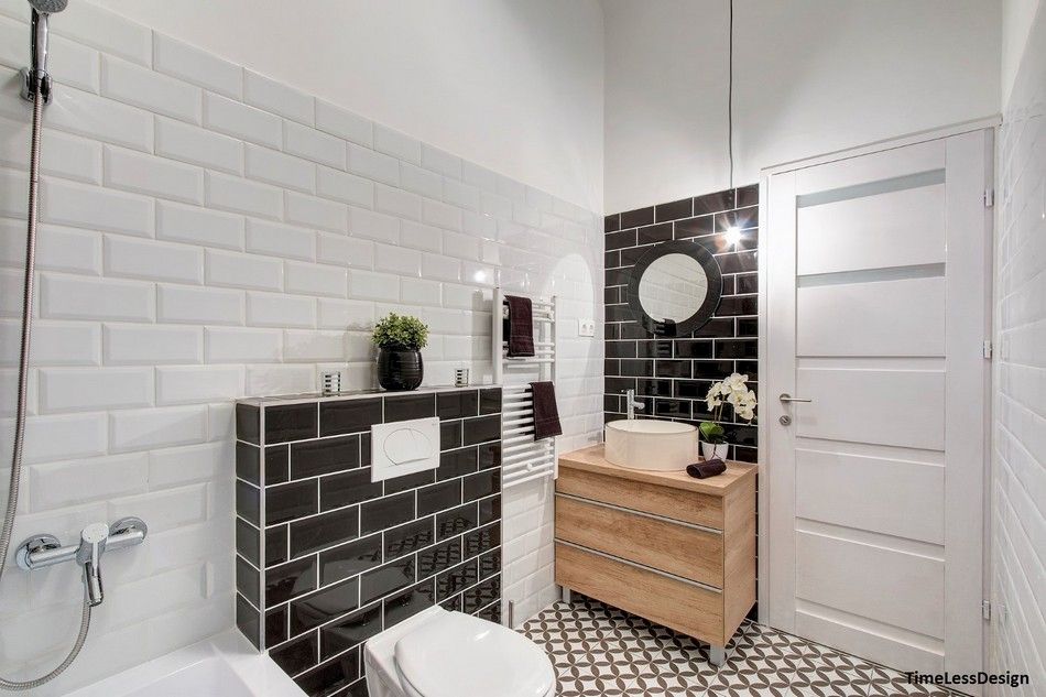 Modern fürdőszoba fekete és fehér metró csempével
