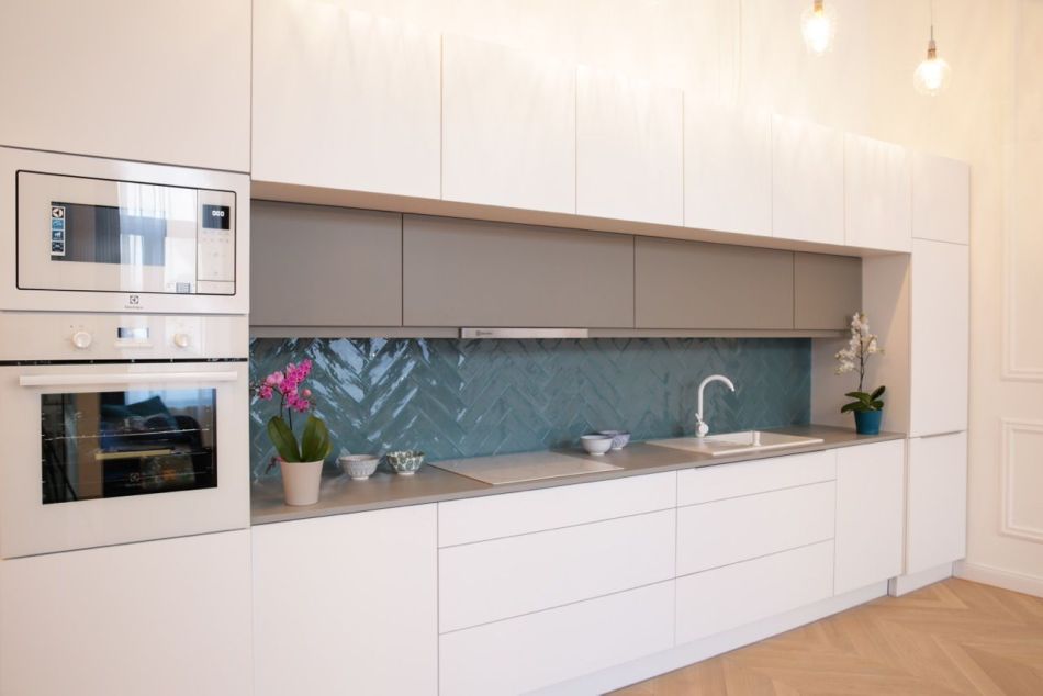 Modern konyhabútor szürke és fehér