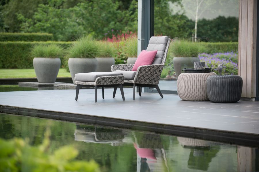 Modern kerti fotel és beton növénytartó