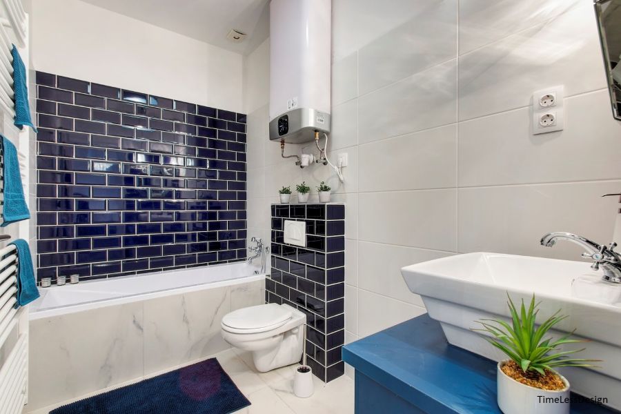 Klasszikus felújított fürdőszoba kék és fehér metró csempe burkolattal