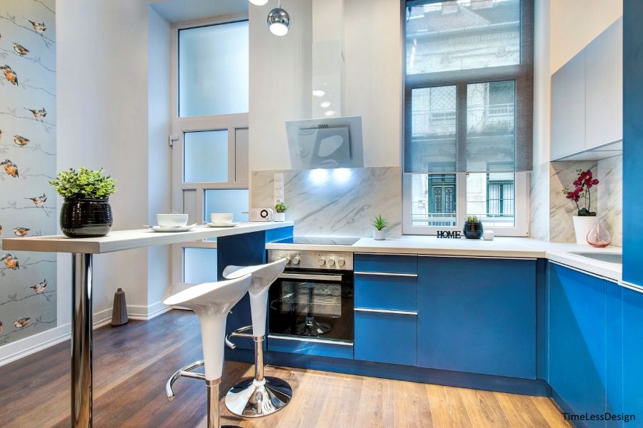 Belvárosi 30 m2-es kis lakás kék konyhabtor