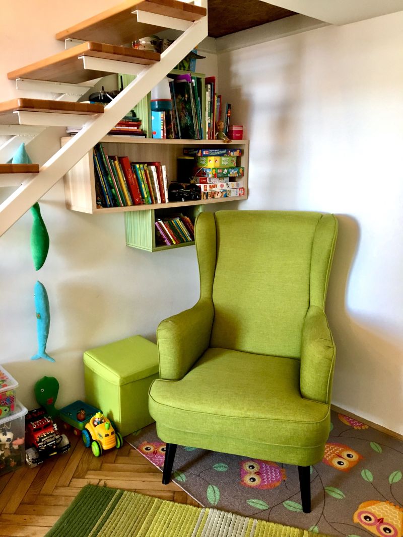 Zöld fotel a gyerekszobában