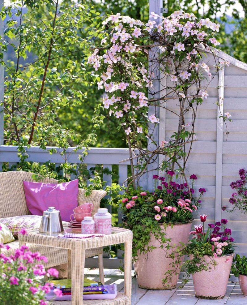 Romantikus terasz növénydekoráció