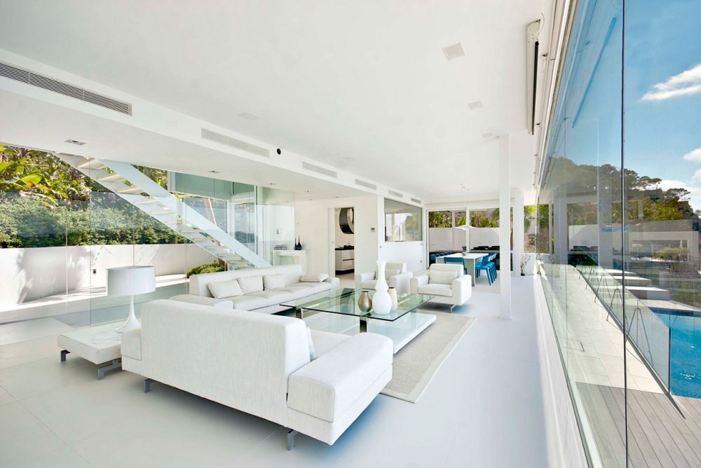 Modern villa fehér kanapékkal, fotelekkel