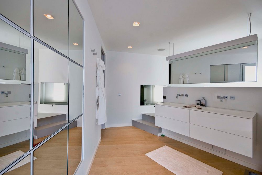 Fürdőszoba nagy tükör felülettel 