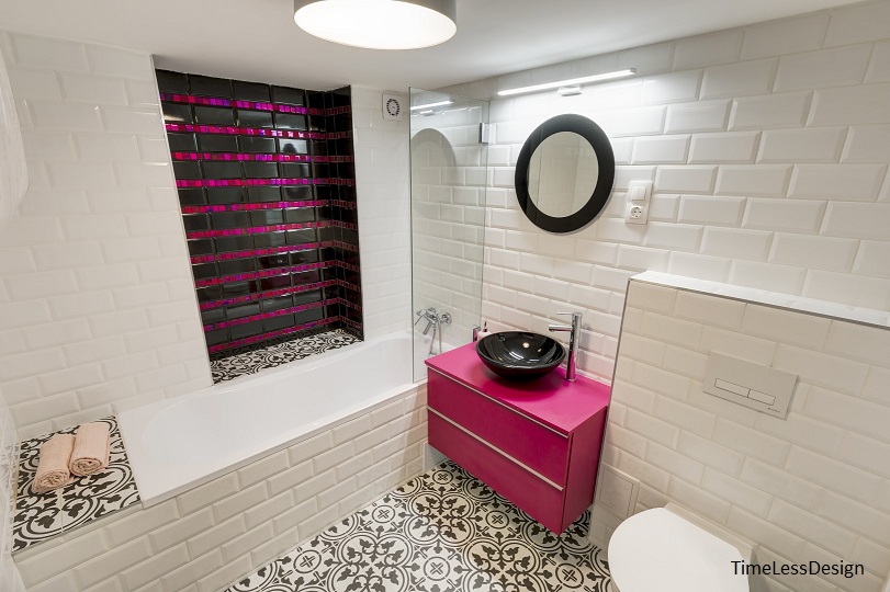 Cementlap tulipános és fehér metró csempe pink fürdőszoba szekrénnyel