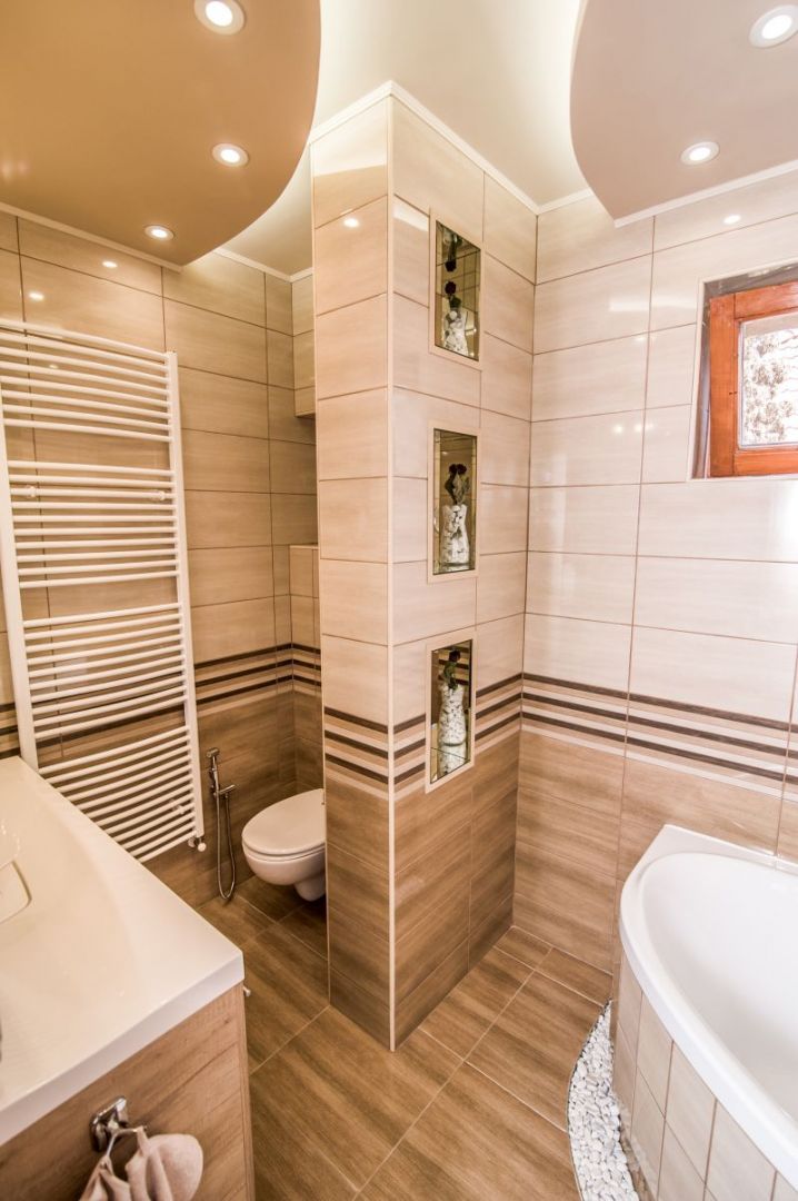 Fürdőszoba wc-s barna fehér színben