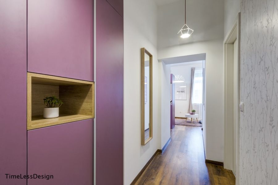 Folyosó lila beépített szekrénnyel levendula színben