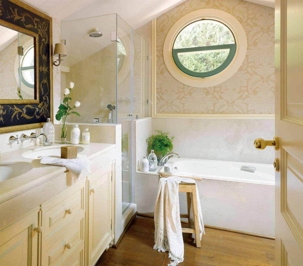 Kis fürdőszoba klasszikus stílusban