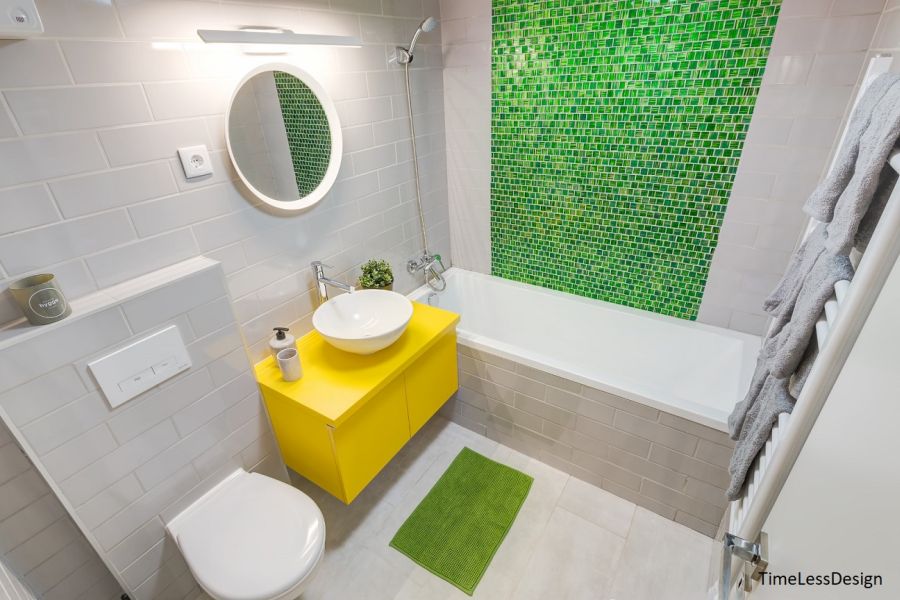 Világos fürdőszoba zöld mozaik és sárga fürdőszoba szekrény
