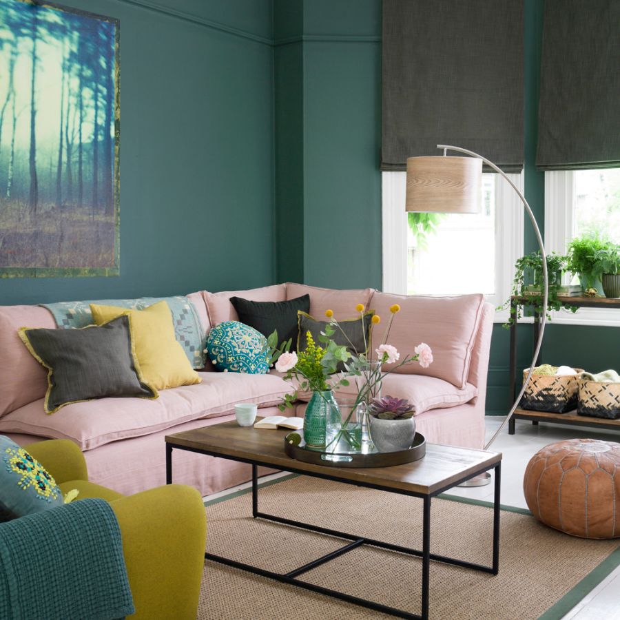Rózsaszín kanapé zöld fallal