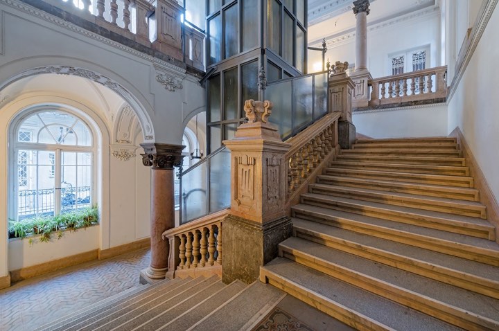 Felújított lépcsőház Belgrád rakparti ház