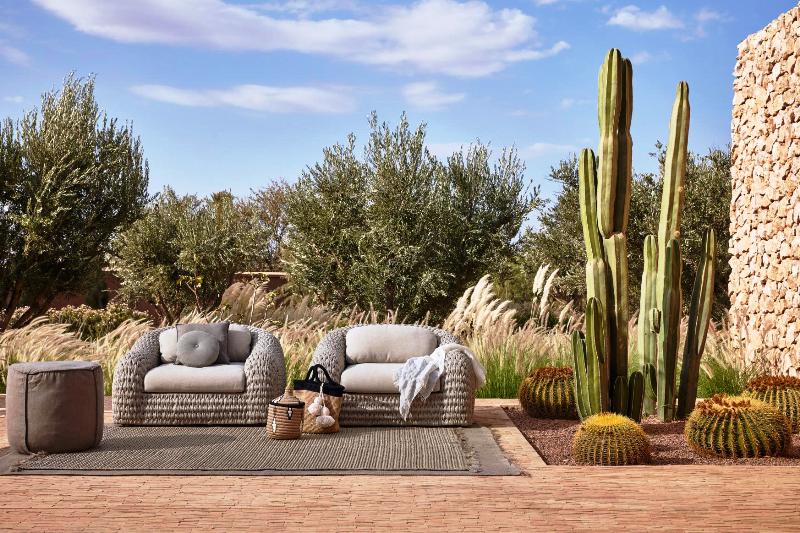 Fonott kerti bútorok és kaktusz