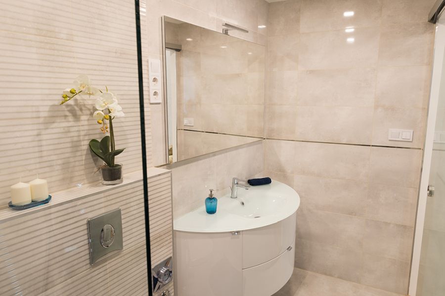 Bézs fürdőszoba modern burkolatokkal