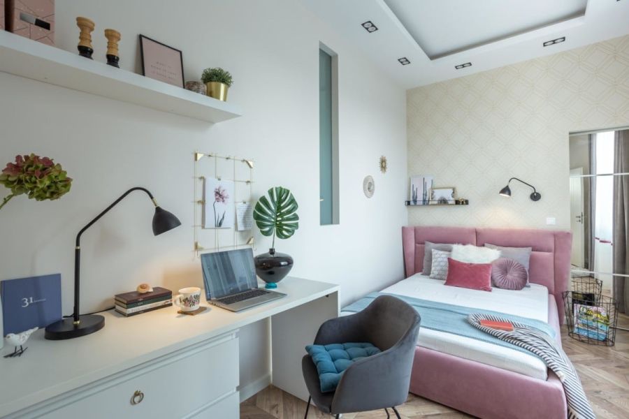 Női hálószoba rózsaszínű ággyal
